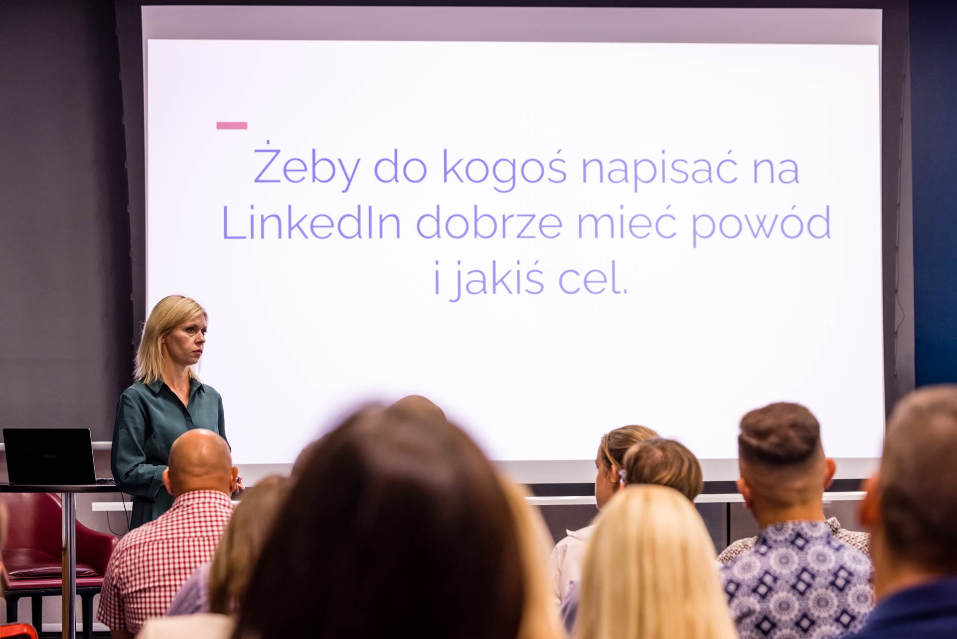 Zespół pracowników analizujący strategię komunikacji na LinkedIn podczas audytu profilu firmowego.