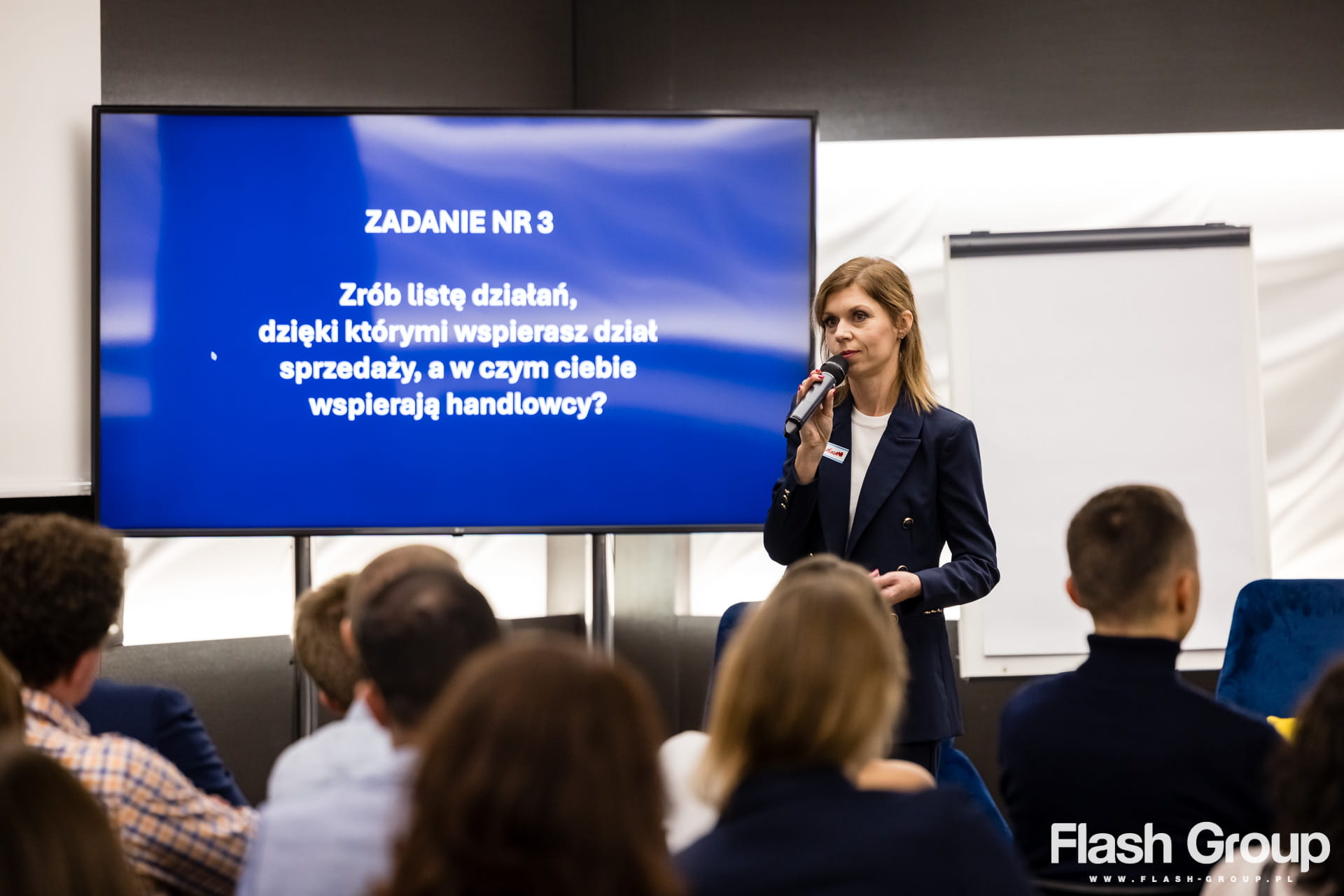 Zespół pracowników analizujący strategię komunikacji na LinkedIn podczas audytu profilu firmowego.